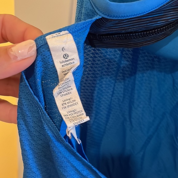 Lululemon performance tank with built in sportsbra - Picture 5 of 6